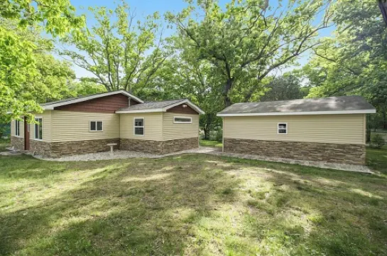 Charming 2-bedroom cottage with Lake Access to School Section Lake