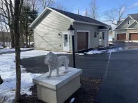 Cozy Cottage-Breathtaking Sunsets. Lake Front. Close to Casino & Racetrack.