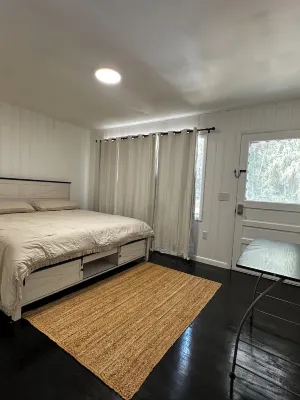 Silver Springs Retreat - 1 Min to the Springs & the Best Diner in town - Fenced