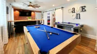 Hot Tub, Game Room, Only 2 Blocks from the Lake!