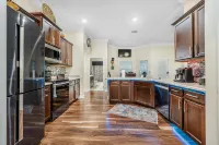 Resort Style Home 5 min. from shopping and restaurants, 10 min. to local beaches