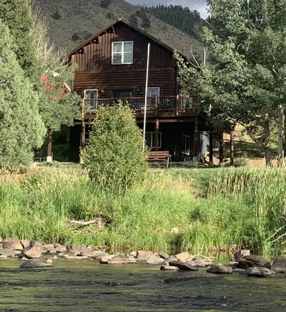 River's Edge Cabin - Newly Remodeled - On the Big Laramie River