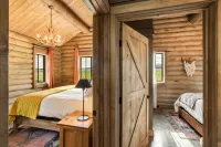 Beautiful Log Cabin Near Yellowstone Park