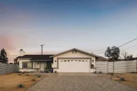 Private pool & house-10 min from the park. SALTWATER Pool and SPA, EV Charger.