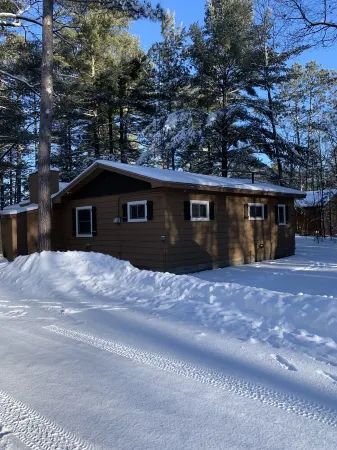Comfy Cabin in the North Woods -Snowmobilers, Ice Fishing and Skiing