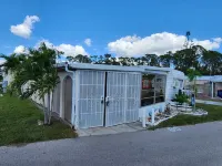 Cozy cottage at Sunseekers Resort. Pool, pets,pickleball,close to everything! Hotels near Publix Super Market at Eagle Landing