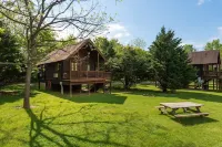 Mountain Views, River Frontage & HotTub + Country!