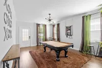 Luxurious, Sleeps 13, Pool Table & Game Room, Spacious, 5 mins to Uptown