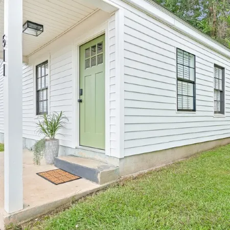 Cozy Cottage near Downtown Laurel!