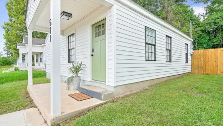 Cozy Cottage near Downtown Laurel!