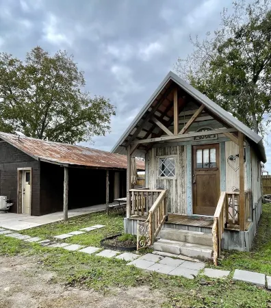 Swiss Alp Texas Cabin Отели рядом с достопримечательностью «Tower 3»