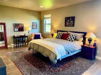 Waterview 3 Bedroom home in town, walk to town amenities, airport & hospital. Hotels in Friday Harbor