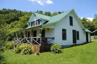 Off-the-Grid Historic 1930 Farmhouse Adventure on Working Horse Farm with Sauna Hotels in Bald Mountain
