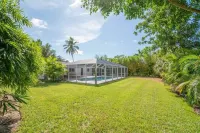 The Oasis; Heated Pool, Close to the Beach & Mercado Hotels near Sun-N-Fun Lagoon