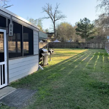 Cozy Barn w/ Pool Access and Near Lake Conroe