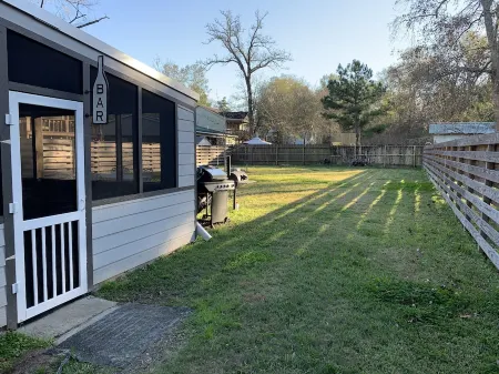 Cozy Barn w/ Pool Access and Near Lake Conroe