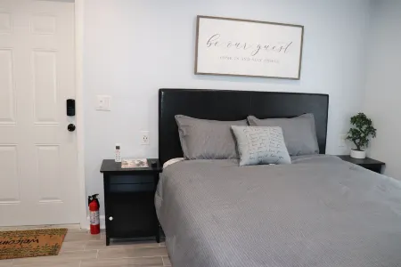 Comfy 1-BR Studio in South Florida Near beach - AC, Washing Machine, Netflix Отели в г. Пемброк-Пайнс
