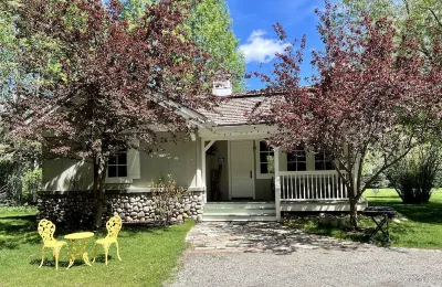 A quaint cottage in the woods. Close to world class ski resort, Sun Valley. 쏘투쓰 보태니컬 가든 주변 호텔