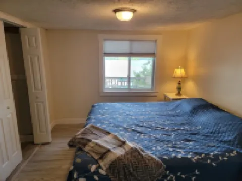 Beautiful lake side cottage 漢普登酒店
