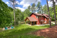 Amazing River House with Covered Patio! Sleeps 10-14. Kayaks,Fireplace,Games.