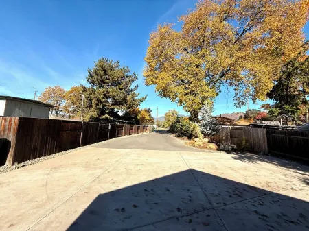Cottage with gated driveway near downtown & river