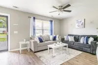 Charming Pooler Home 12mi from downtown Savannah