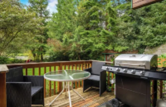 Idlyllic riverfront 2-bed cabin with hot-tub close to Stevens Pass and hiking