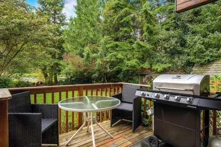 Idlyllic riverfront 2-bed cabin with hot-tub close to Stevens Pass and hiking