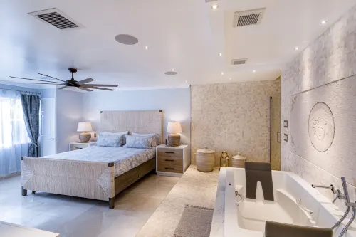Private Luxury Pool & Spa Retreat – Great Location