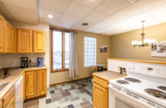 Historic Downtown Top Floor 2BR Apartment