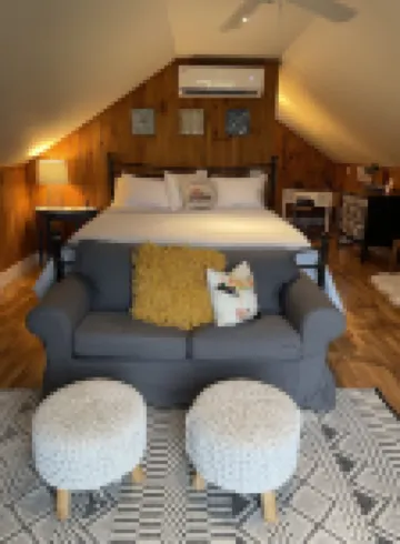 HIDDEN GEM BARN STUDIO WITH A VIEW near Monticello, wineries, with pool