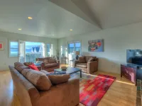 Water view! Luxury Port Suite -- walk to cafes, shops, galleries & beaches. Hotels in Eastsound