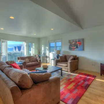 Water view! Luxury Port Suite -- walk to cafes, shops, galleries & beaches.