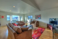 Water view! Luxury Port Suite -- walk to cafes, shops, galleries & beaches.