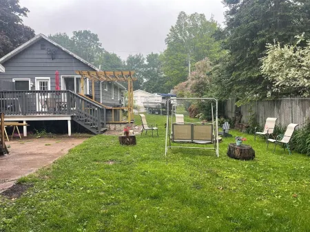 Cozy bungalow in Marquette w/ hot tub. Minutes from Lake Superior and downtown.