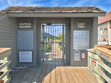 Cozy & Cute Sausalito Boathouse Отели рядом с достопримечательностью «Национальная зона отдыха Голден Гейт»