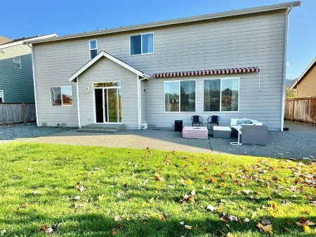 5BR home, fire place, & plenty of space! 14 guests