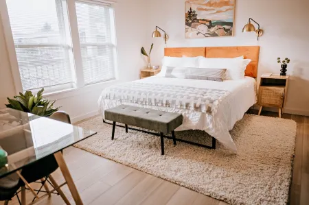 Laneda Landing: Modern, Hot Tub, off Main street in Manzanita