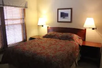 First Floor Allegheny Springs with Private Entrance-free pool use,slopeside,A/C