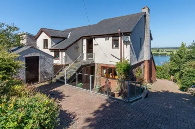 Beautiful family home with fantastic views over the Menai straits Hotel in zona GreenWood Forest Park (Gelli Gyffwrdd)