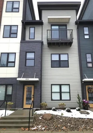 Stylish & Central Townhome-Perfect for Groups!