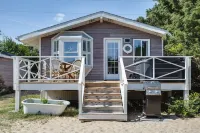 The Emerald Cottage - renovated 1950s beach cottage one block to beach , hot tub
