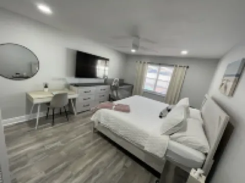 Paradise Palms Beach house with HEATED POOL🏖🌅🐬