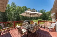 Pet-Friendly 5BR 3.5BA Cabin on 6-acres Sleeps 15, Game Room, Deck, Dells 10min