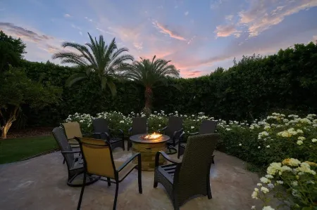 Spacious Private Resort walk to Downtown Palm Springs