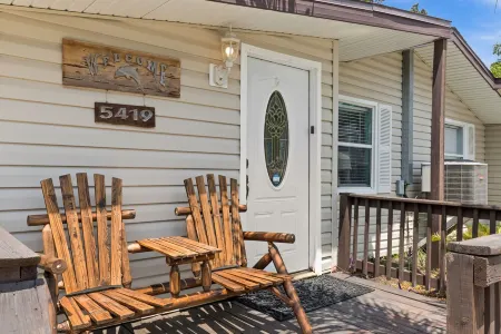 5 Bedrooms - Spacious - 7 Kayaks - Firepit - 2 mins to Rogers Park - KING beds