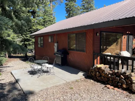 Cozy Corner Cabin Отели в г. Duck Creek Village