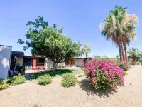 Arcadia Condo with a Pool! Perfect Location!