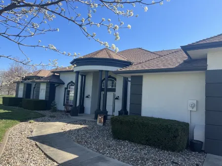 Estate Home Heated Pool Hot Tub Beach Wi-Fi 8 acres 5000 sqft 5 bd 3.5 bath Отели в г. Гринвуд