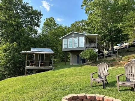 2 Bedroom Lake Front House on Douglas Lake - Private Cove with Amazing Views Отели рядом с достопримечательностью «MRT»